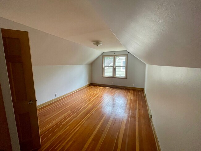 Building Photo - 3224 Dakota Ave S