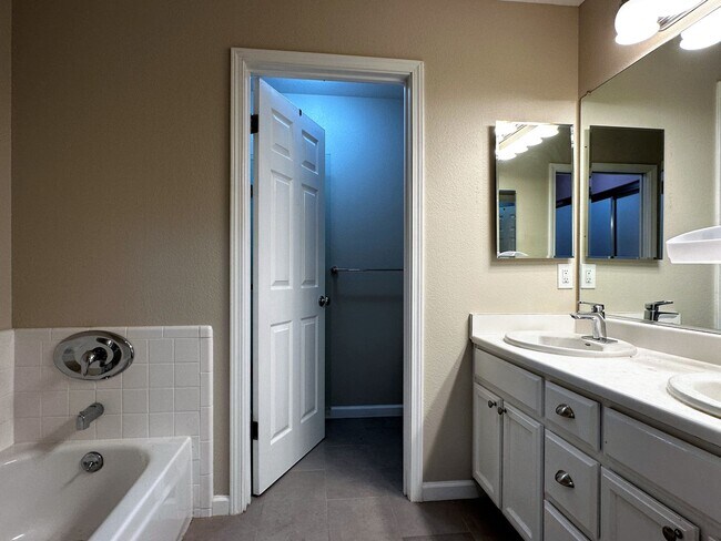 Building Photo - Gorgeous 3 bedroom, 2 and a half bathroom townhome in Hamilton Field for rent!