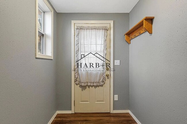 Building Photo - Pet-Friendly 3-Bedroom Gem in Prime Rochester Location