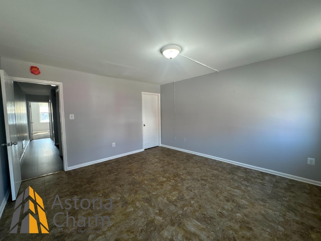 Building Photo - Updated 2 Bedroom Home with Modern Kitchen