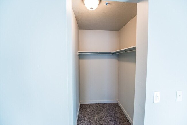 Building Photo - Townhome with 2-Car Garage!