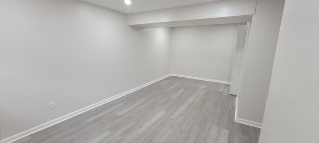 Building Photo - Beautiful three bedroom with fenced in yard