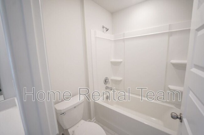 Building Photo - 225 Lillian St