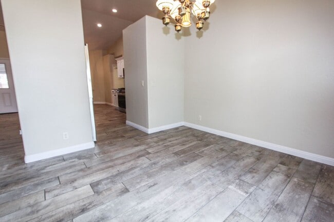Building Photo - 3 Bedroom Home in Viewpoint East  Applicat...