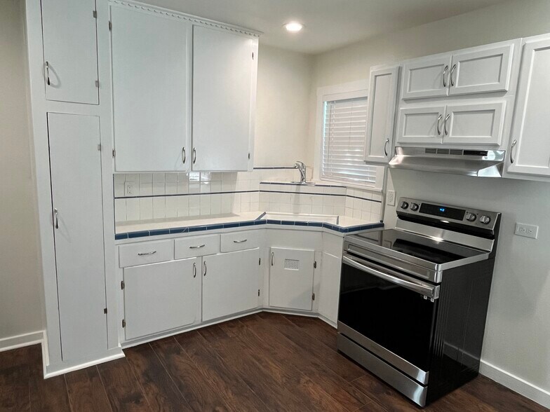 KITCHEN - 925 Donaldson Ave