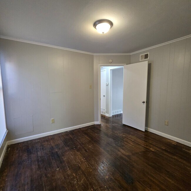 Building Photo - 344 E Shelby Dr