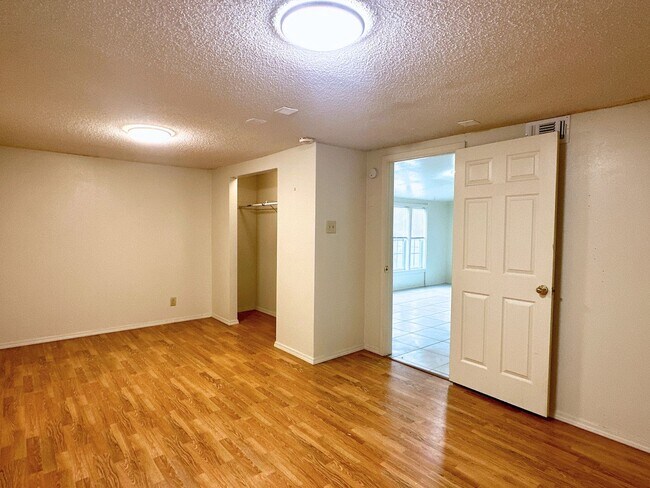 Building Photo - Charming 3/1 for Summer 2025 PreLease!