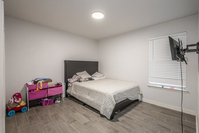 Building Photo - 5220 Feria Dr
