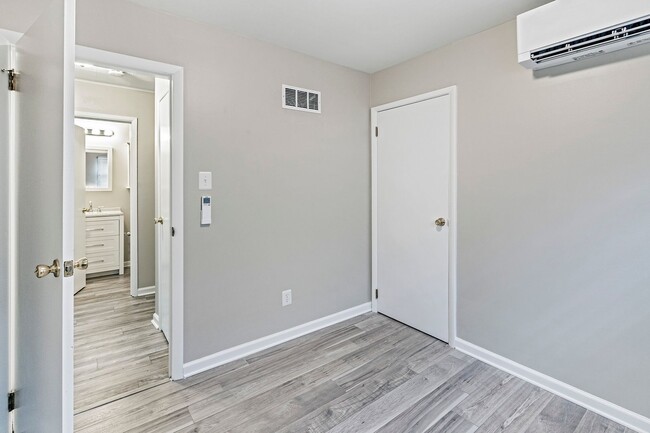 Building Photo - 3 bedroom, 1 bath, newly renovated ranch in Todd Estates, Newark