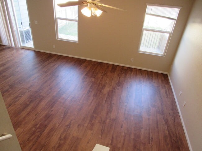 Building Photo - Duplex style townhome in Fox Run -Walking ...