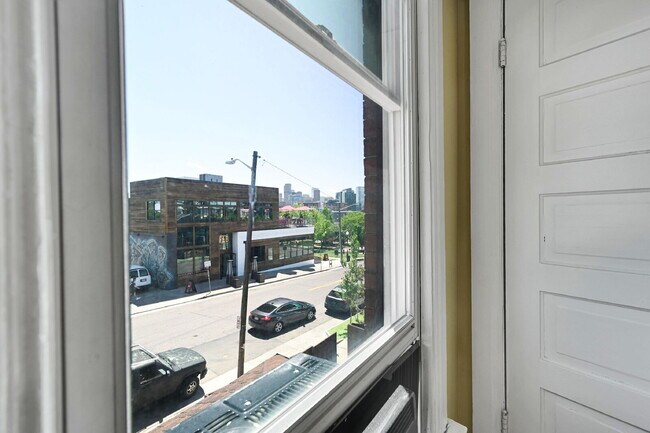 Building Photo - $2,245 - 2 Bed, 2 Bath Townhome in Great D...