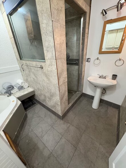 Building Photo - 1016 NE Quincy St