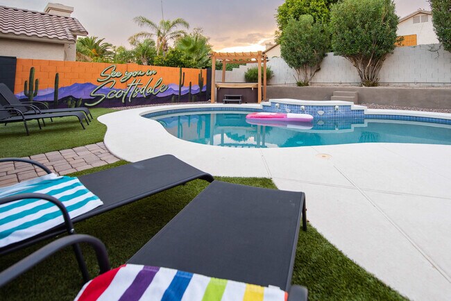 Building Photo - 5924 E Woodridge Dr