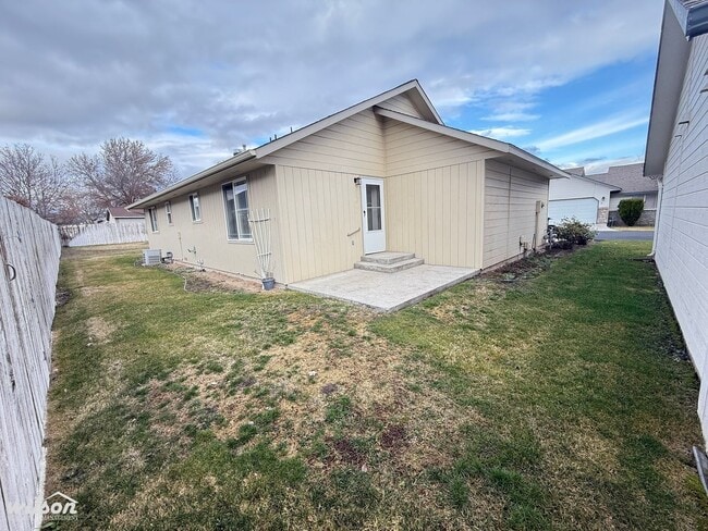 Building Photo - West Valley Rental – 2 Bed, 2 Bath, Large Living Area