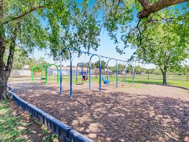 Building Photo - 644 Cypress Ln
