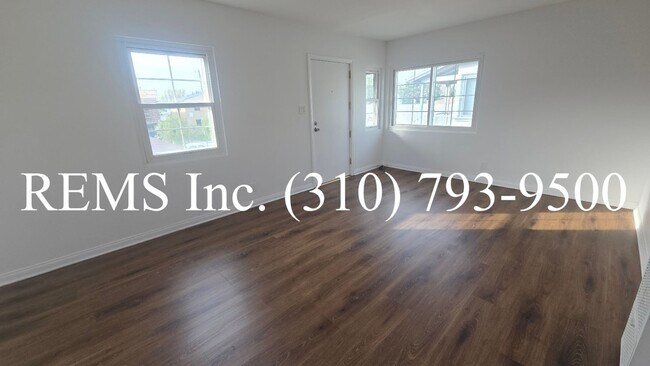 Building Photo - Bright 1 Bedroom Upstairs Apartment w/ Garage Parking