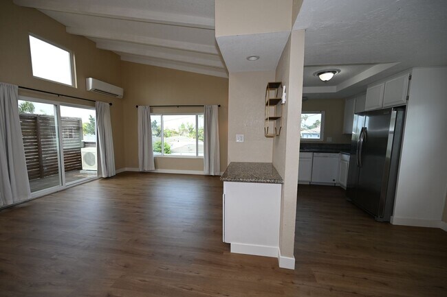 Building Photo - 4672-76LB