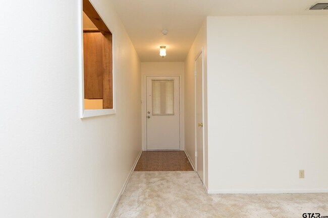 Building Photo - 1707 Sampson Dr