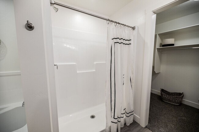Building Photo - 253 550
