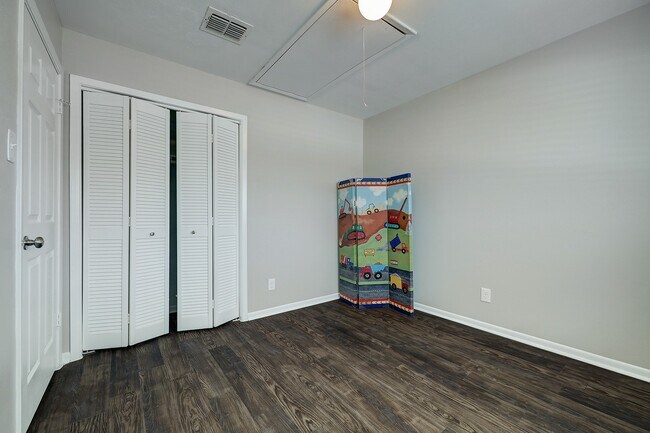 Building Photo - 7913 Ellinger Ln