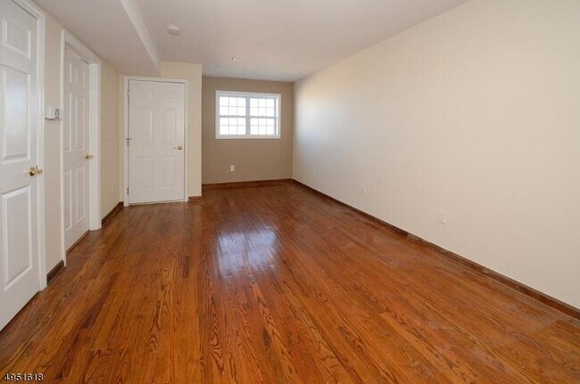 Building Photo - 318 54th St