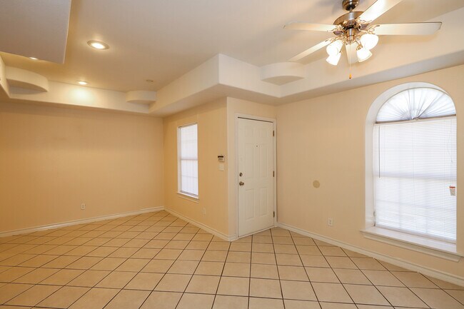Building Photo - 1000 Ranchway Dr