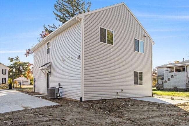 Building Photo - 234 S Grand Ave