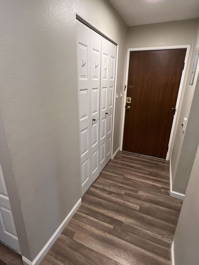 Building Photo - Recently Renovated 2 bedroom 1 bath Garden...