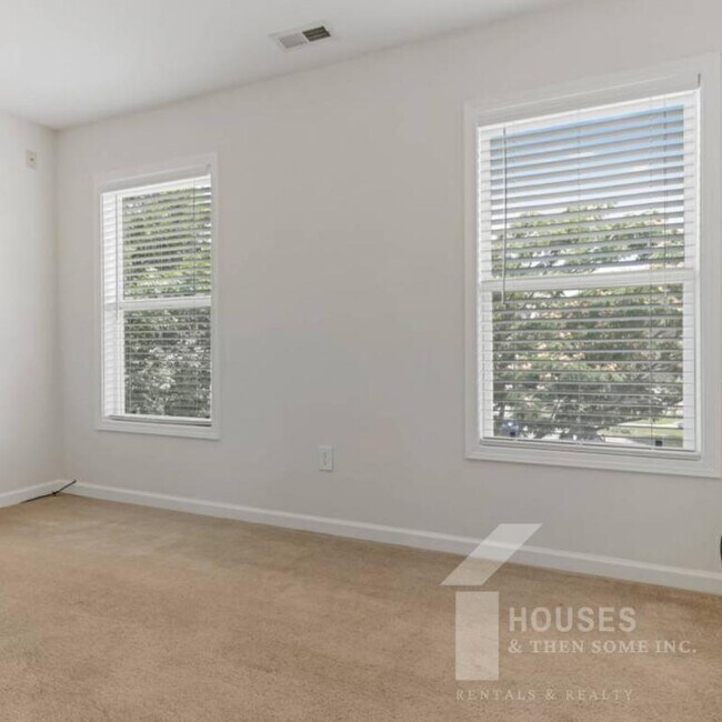Building Photo - 112 Asteria St