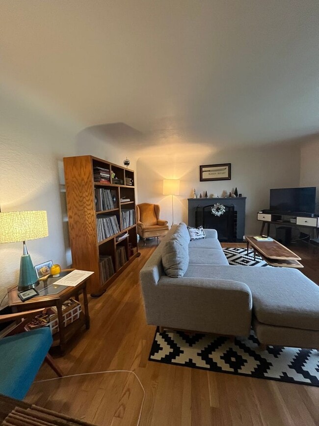 Building Photo - 4-Bedroom 3-Bathroom Home in Springfield