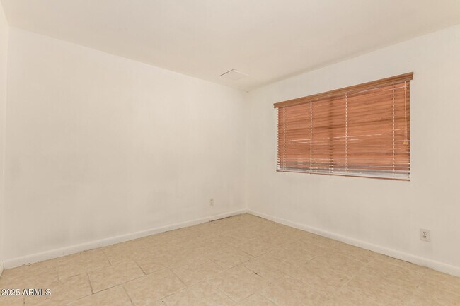 Building Photo - 5603 W Greenbriar Dr