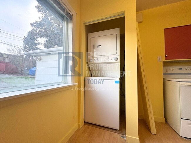 Building Photo - 910 N Union Ave