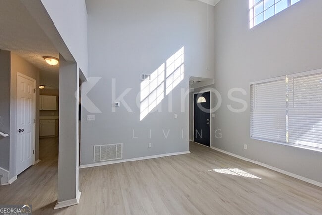 Building Photo - 3160 Creekwood Dr