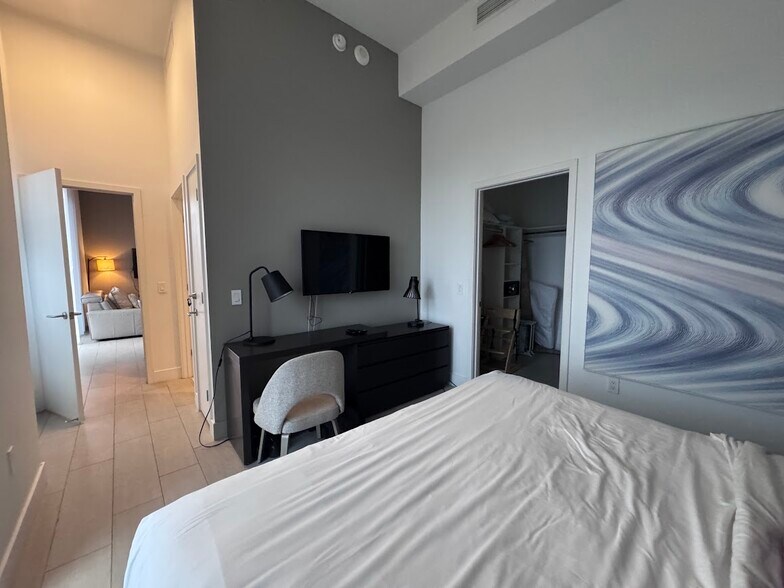 Building Photo - 4010 S Ocean Dr