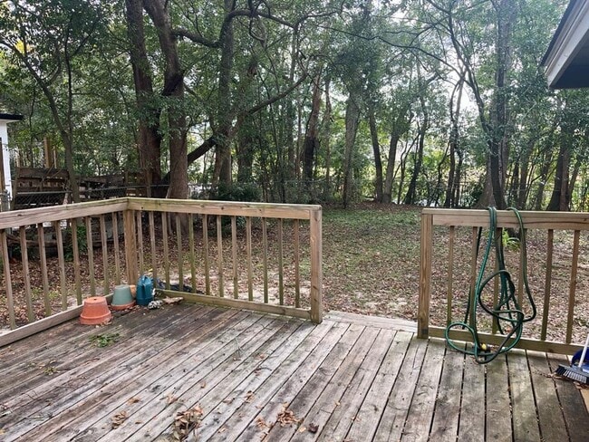 Building Photo - 3 bed/ 1 bath house, fenced-in yard! Avail...