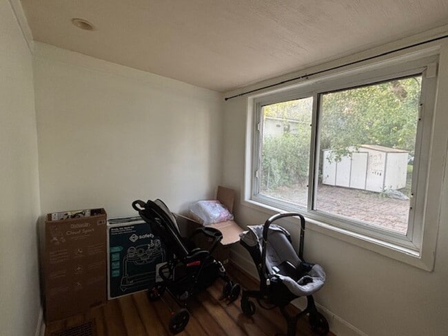 Building Photo - Cute & Cozy 2 BR/1 BA Single Family Home i...