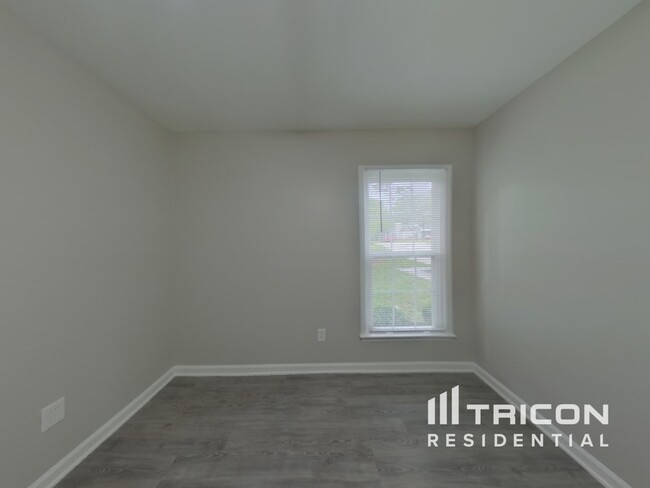 Building Photo - 5423 River Falls Dr