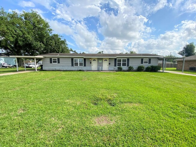 Building Photo - Apartment For Rent Near McNeese State Univ...