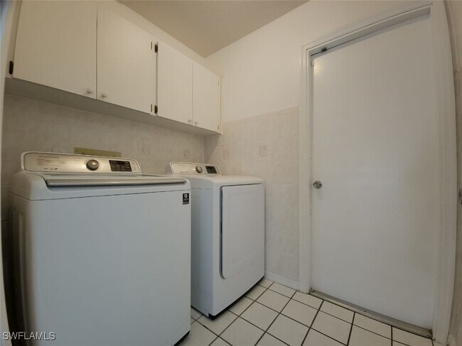 Building Photo - 565 N Idle Terrace