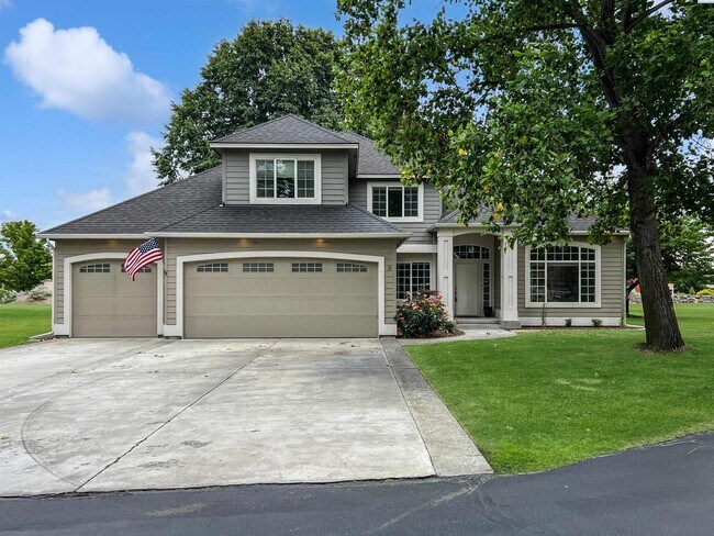 Primary Photo - 4 Bedrooms Plus an Office Steps from the R...