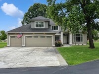 Building Photo - 4 Bedrooms Plus an Office Steps from the R...