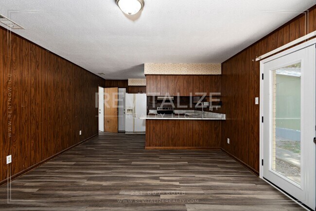 Building Photo - Brick 3BD 2BA with Large Private Yard!
