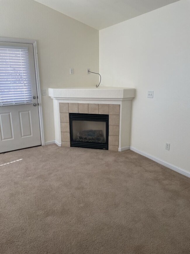 Building Photo - Bright & Spacious 2 Bed, 2 Bath Condo