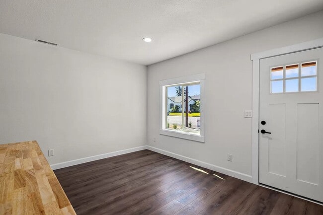 Building Photo - PG-0000