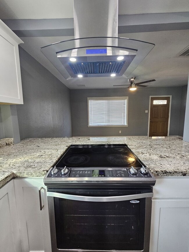 Building Photo - Charming Home 3 bedrooms 1 bath Large Yard.