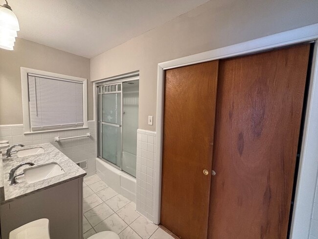 Building Photo - HUGE House near Athens Tech FOR RENT