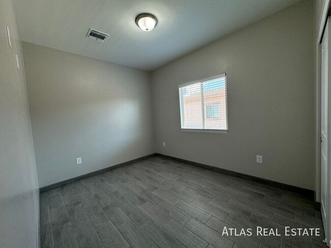 Building Photo - Brand New Duplex with move in special! - 2...