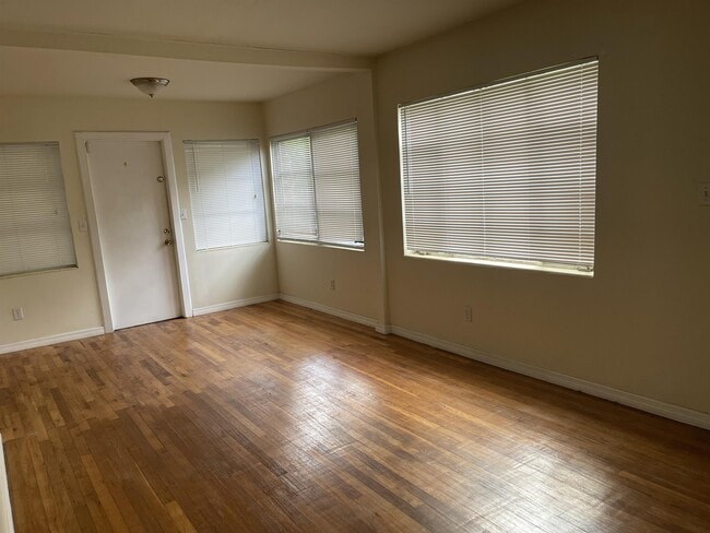 Building Photo - 1005 Murray Dr