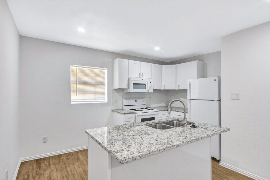 Building Photo - 901 Bessie St