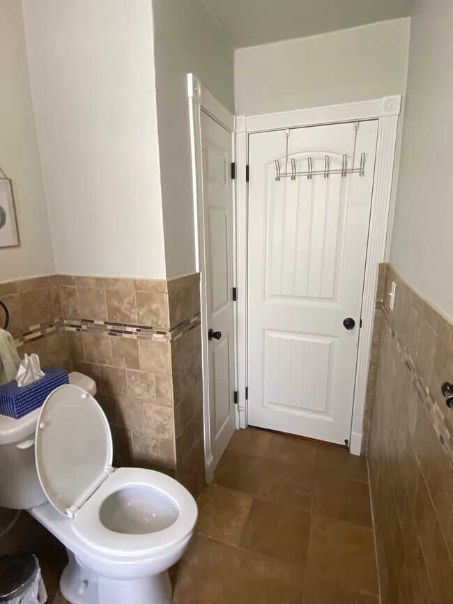 Building Photo - 481 Warwick St